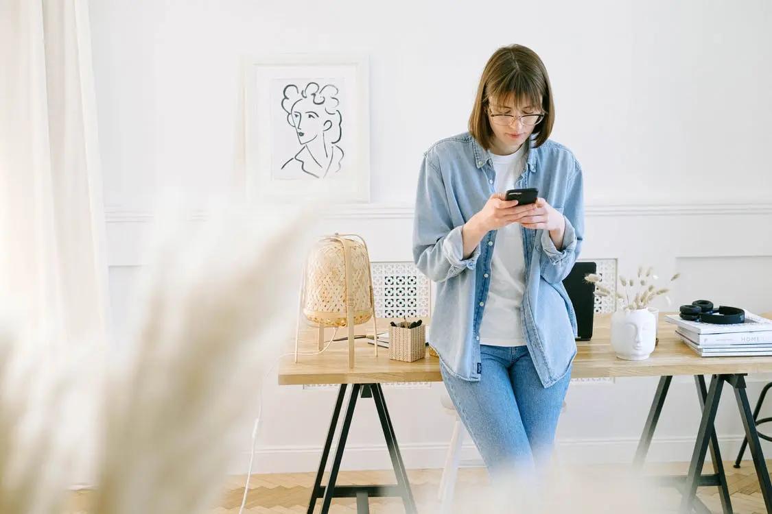 Foto de una mujer mirando su teléfono celular